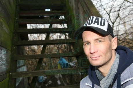 Squat. Mario tam nežije rád. Kousek od normálně žijících lidí žil bez vody, bez elektřiny…